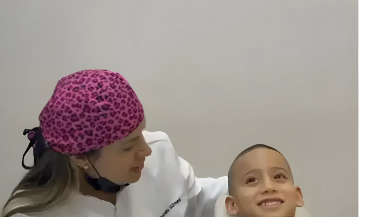 La Dra. Natalia atendiendo a un niño