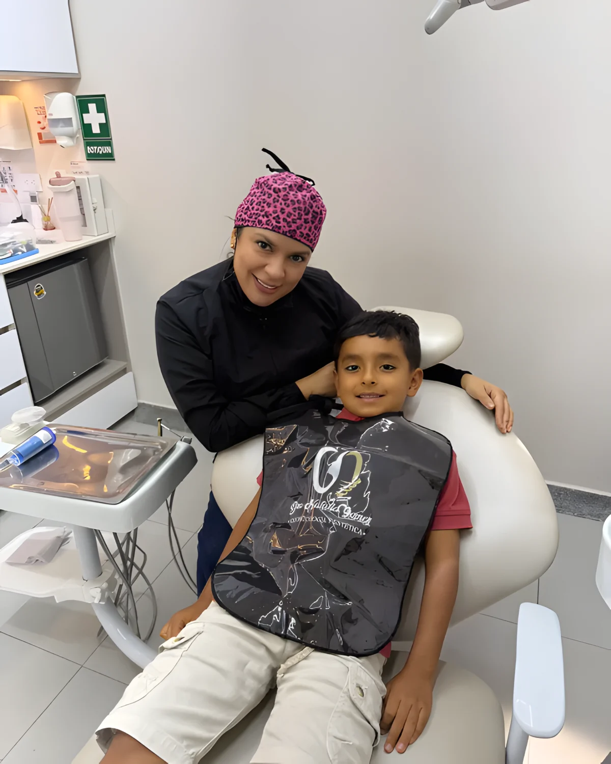 Niño paciente con la Dra. Natalia